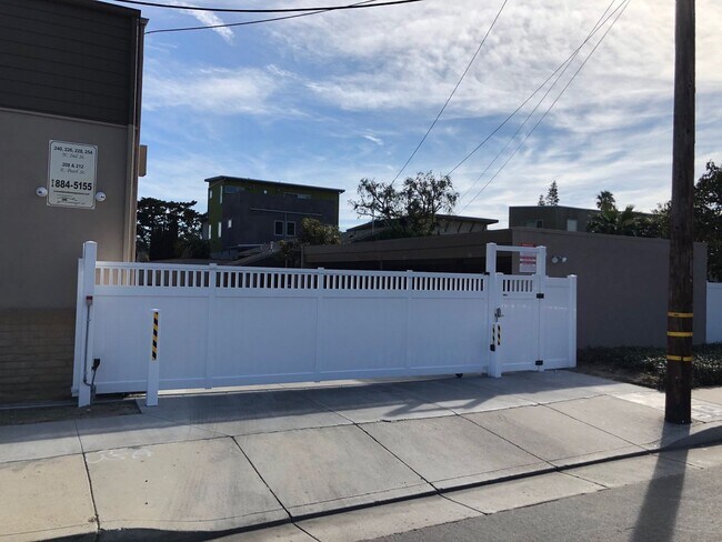 Building Photo - Gorgeous 1 Bedroom