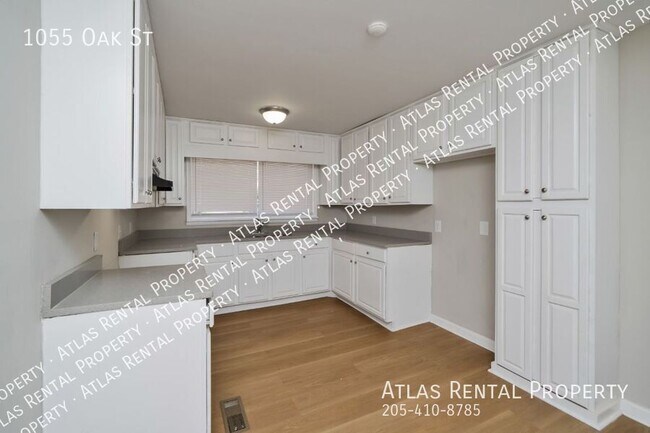 Building Photo - 1055 Oak St