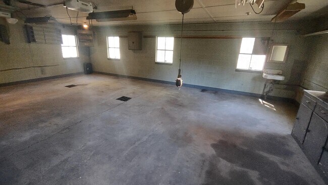 Building Photo - 3266 Ravenwood Ave