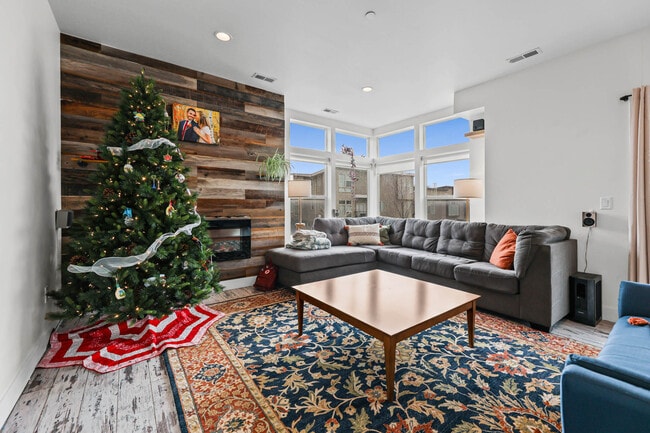 Building Photo - 1010 Rooftop Dr