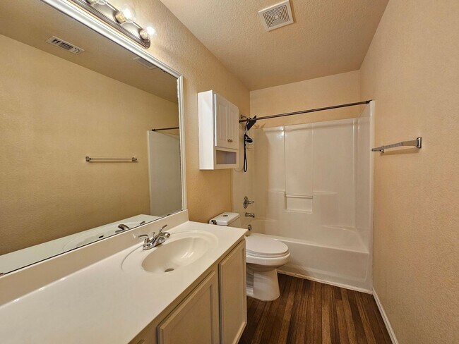 Building Photo - SECTION 8 ACCEPTED - BRAND NEW FLOORING - AVAILABLE & MOVE-IN READY!