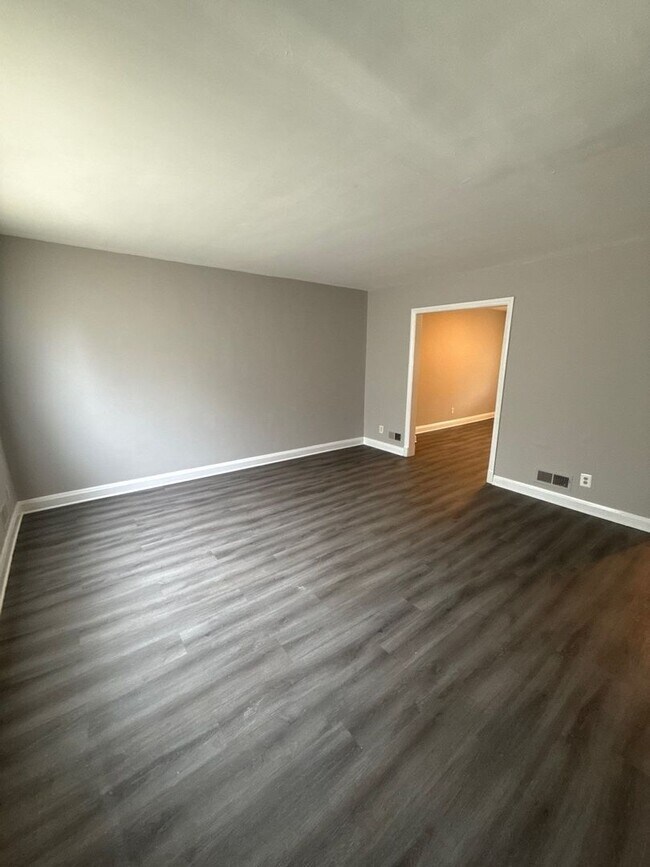 Building Photo - 3527 Parklawn Ave