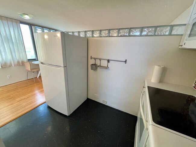 Building Photo - 1 Bedroom/1Bathroom/1Parking Unit Available Soon in Century Park Plaza!