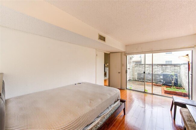 Building Photo - 13020 Leader St