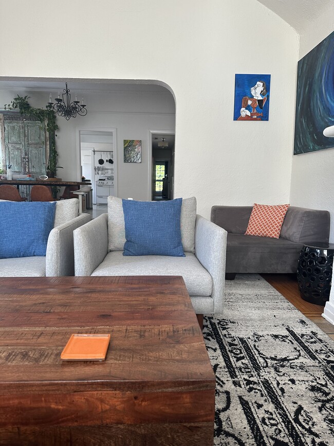 living room - 618 N La Jolla Ave