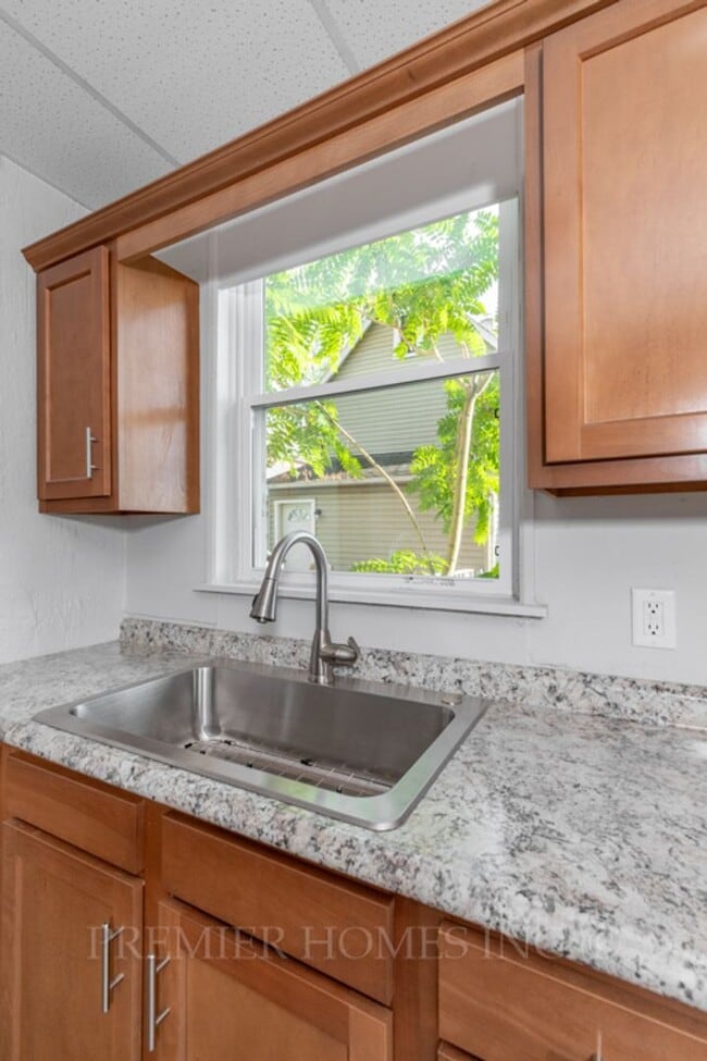 Building Photo - 3 Bed Home with Private Parking & Yard – $1,495/mo