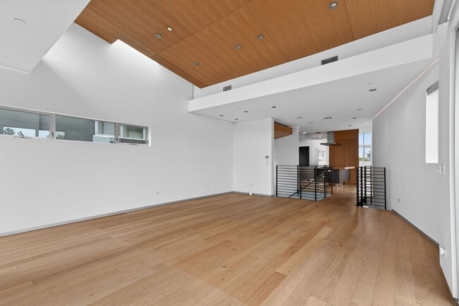 Building Photo - Discover this striking 3 bedroom apartment for rent in Venice, offering 4 bathrooms, contemporary...