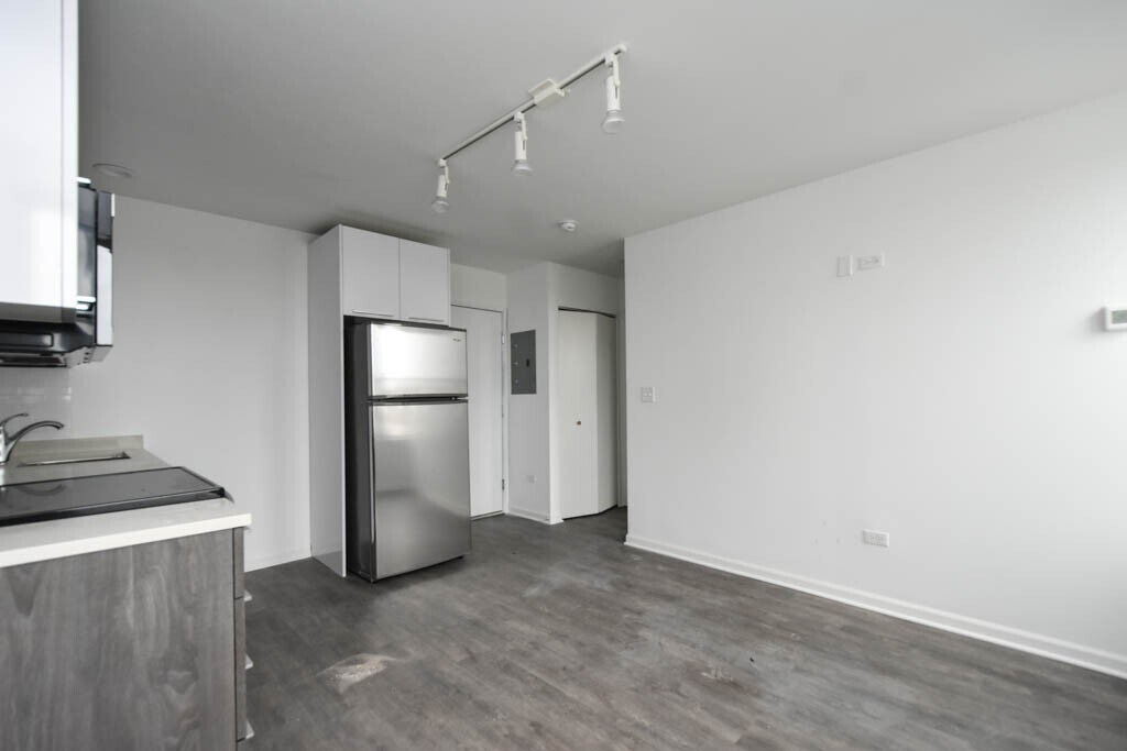 Building Photo - 940 W Winona St