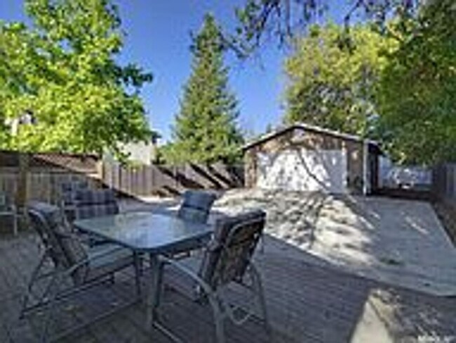 Building Photo - Old Roseville 2 bedroom