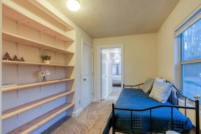 Building Photo - Fully Furnished 3BD + Den/2BA, Convenientl...