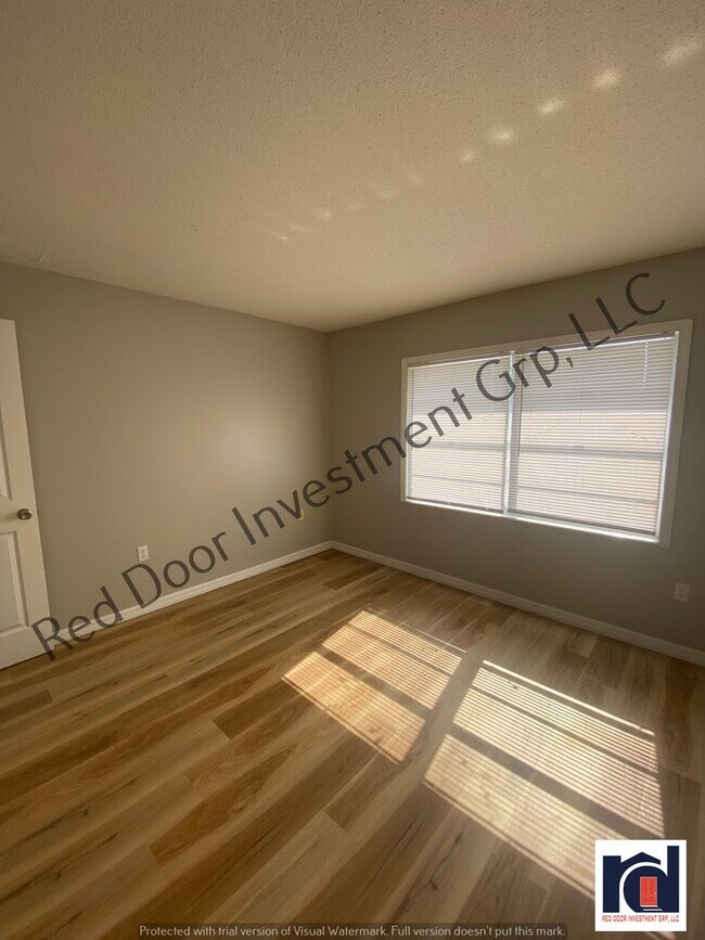 Building Photo - Upstairs 2/1 - Small Quiet Apartment Commu...