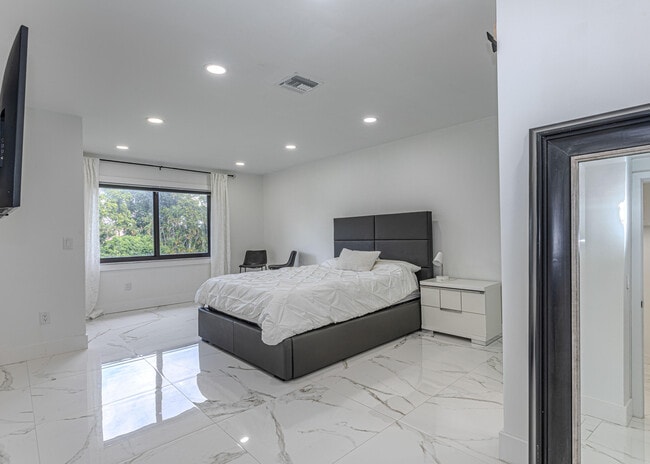 Building Photo - 8545 Casa Del Lago