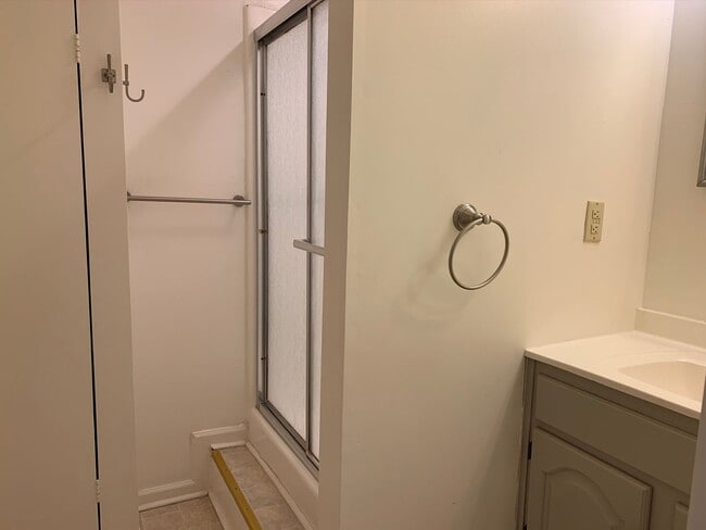 Building Photo - End Townhome In Oak Manor Community