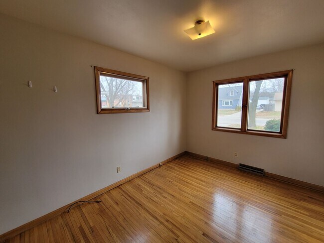 Building Photo - 4 Bed 2 Bath house for Rent!