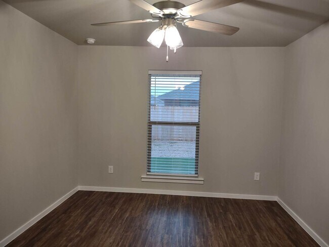 Building Photo - 2121 N Jayton Ave