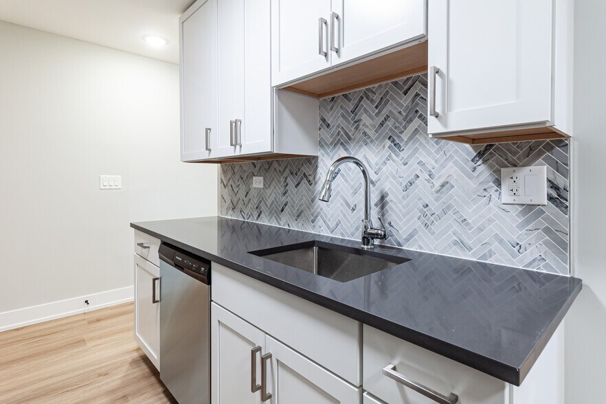 Building Photo - 520 W Aldine Ave