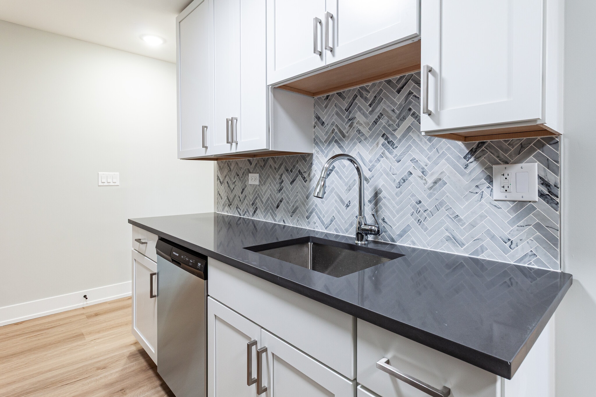 Building Photo - 520 W Aldine Ave