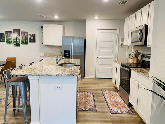 Building Photo - Functional 2-Story Design | 4BR + 2.5BA | Quick Access to I-10