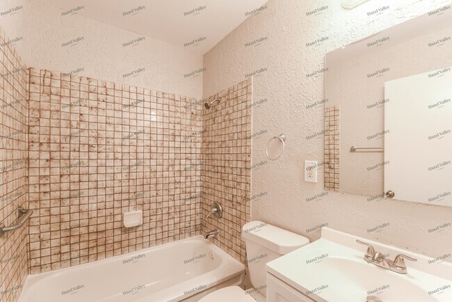 Building Photo - 10250 Valley Dr