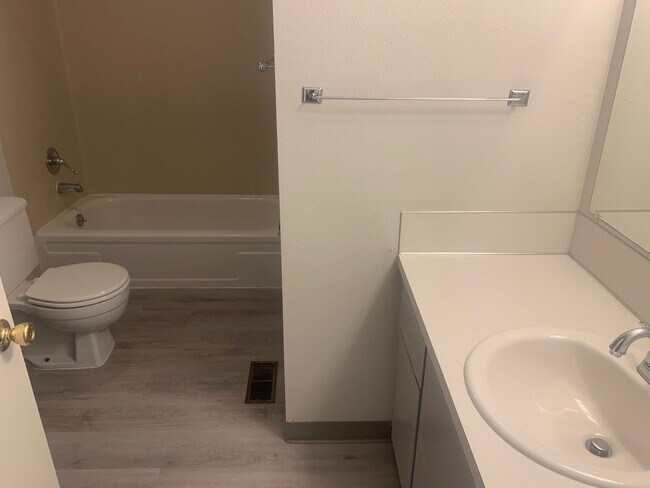 Building Photo - Single Level with Recent Upgrades