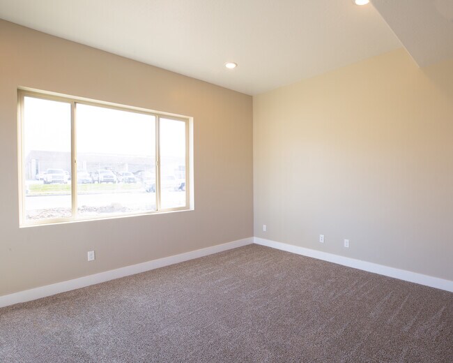 Building Photo - 299 N 200 W