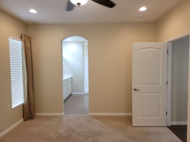 Building Photo - Single-Level Home with 2 Bedrooms & Den in...