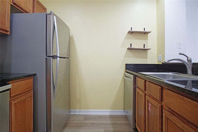Building Photo - 4562 Yellowgold Rd E