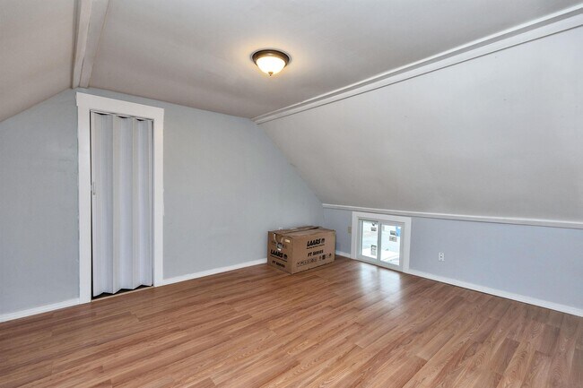 Building Photo - 27 School St