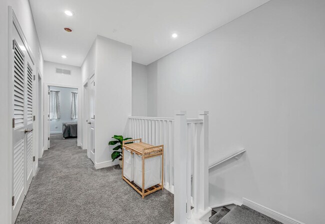 Building Photo - 930 SW Pr Ave