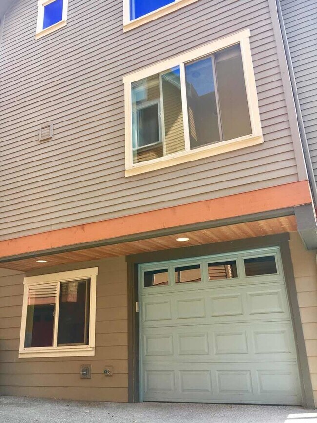 Building Photo - 2320 N 113th Pl