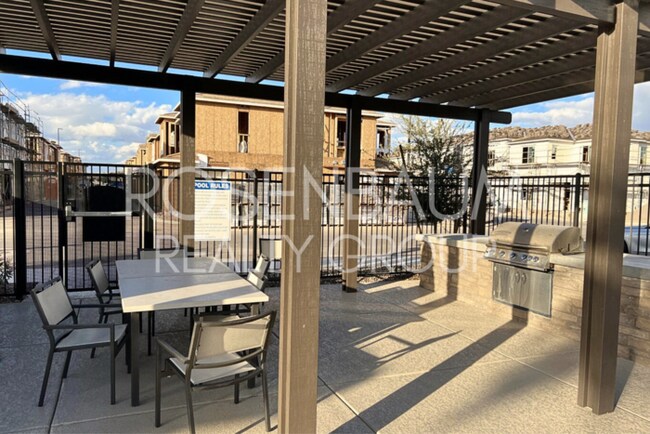 Building Photo - Stunning 3-beds, 2.5-baths townhome in the...