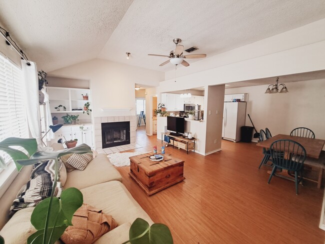 Building Photo - 840 Topaz Ln