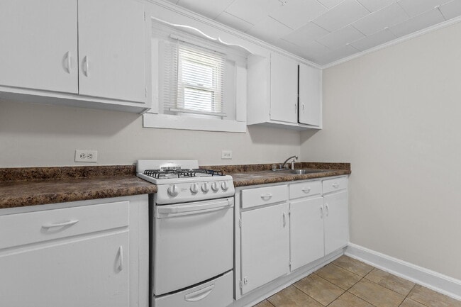Building Photo - "Charming 1-Bedroom Retreat with Gleaming ...