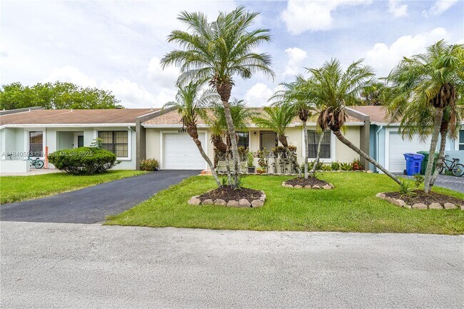 Building Photo - 5400 Lakewood Cir S