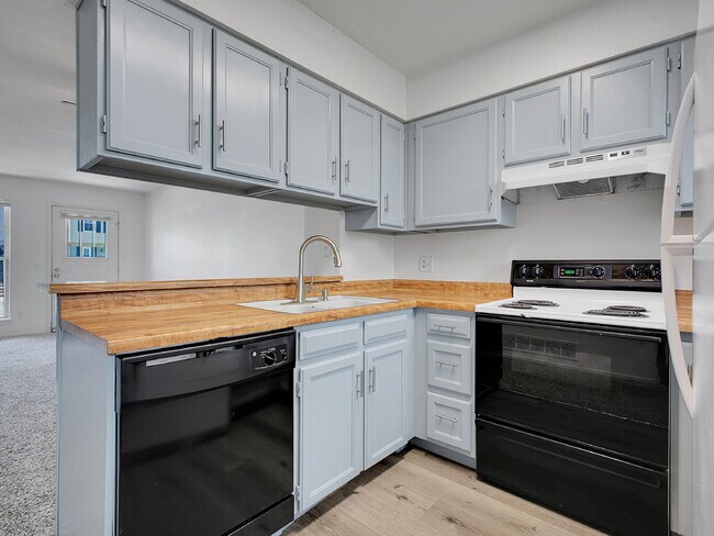 Building Photo - $1,795 // 2-Bed 1-Bath Charming Rowhome in...
