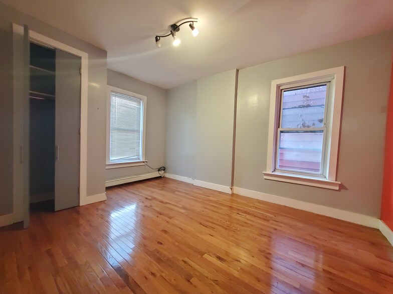 Building Photo - 581 Bramhall Ave