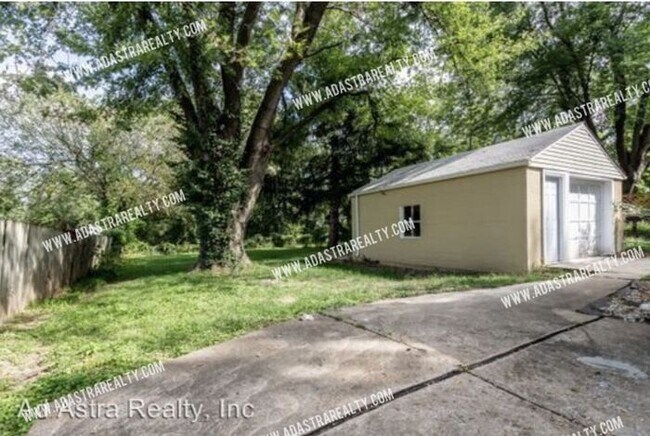 Building Photo - 821 N Crysler Ave