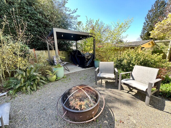 Building Photo - Gorgeous, Executive Living in Beautiful Ma...