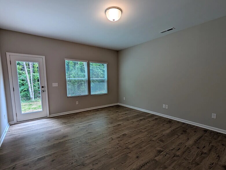 Building Photo - Room in Townhome on Reeves St