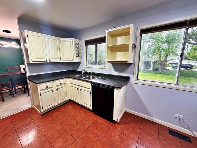 Building Photo - 800 W Beechtree Ln