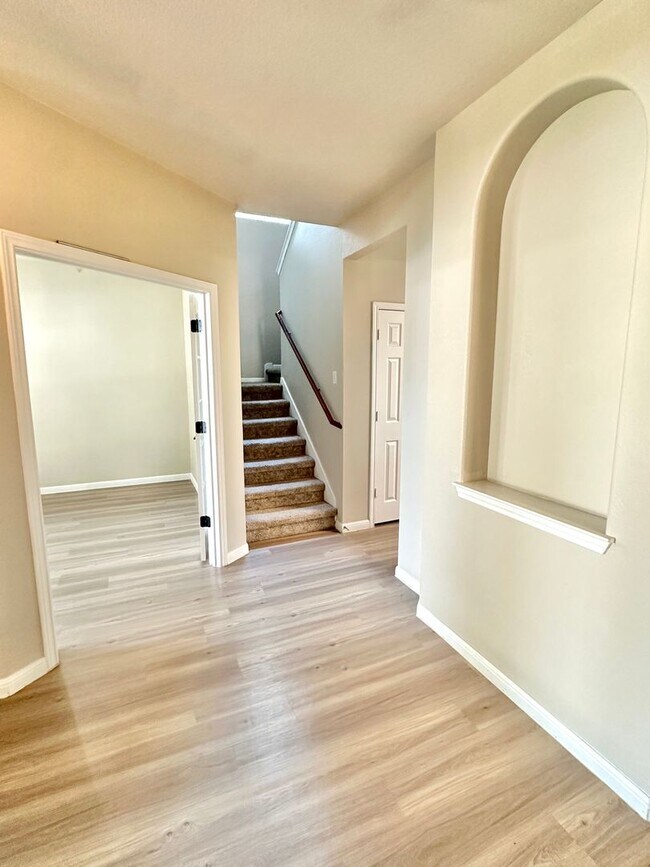 Building Photo - Stunning 4-Bedroom Home in the Desirable S...