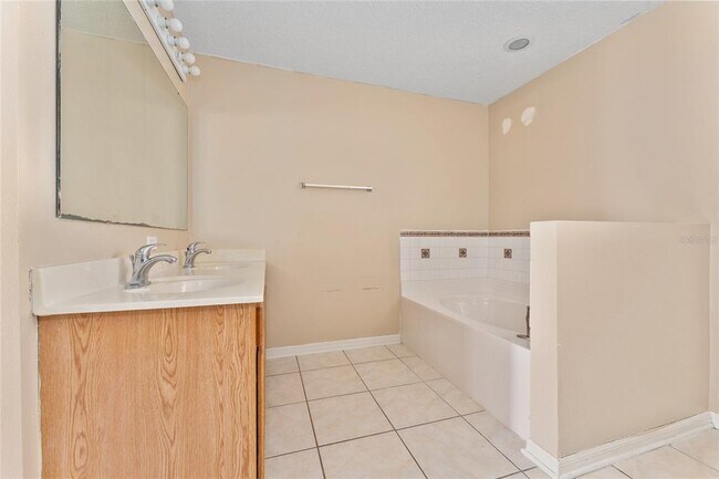 Building Photo - 502 Woodland Creek Blvd
