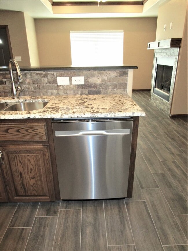 Building Photo - Like New!  3 bedroom 2 bath 2 car garage!
