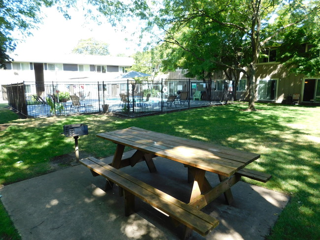 Building Photo - Fountain Court Apartments