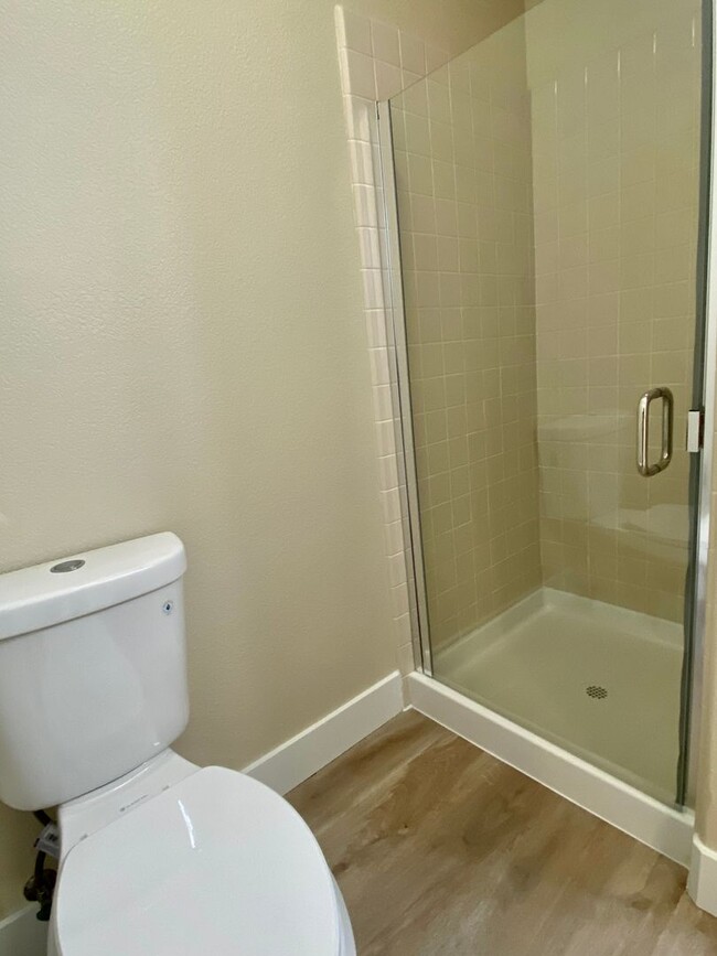 Building Photo - NEWLY RENOVATED, VERY CLEAN 5 BED, 3 BATH,...