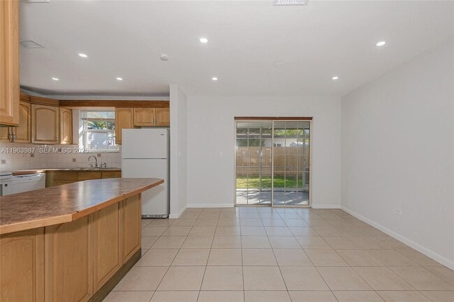 Building Photo - 621 N 70th Way