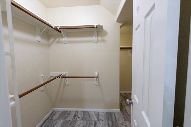 Building Photo - 6442 Wilshire Lakes