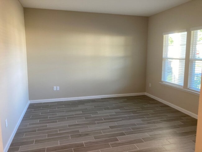 Building Photo - Comfortable 3 Bedroom Home With Great Outd...
