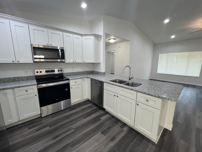 Building Photo - Beautifl Bedroom / 2 Bath Home in Ocklawaha!