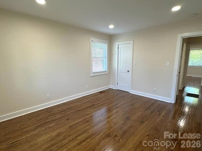 Building Photo - 19612 Oak St